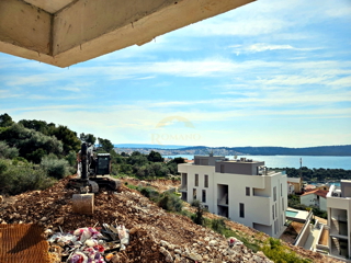 Attico con due camere da letto con vista mare e terrazza sul tetto a Čiovo, zona Salduna vicino al campeggio Rožac - 72 m2 + 85 m2 terrazza sul tetto